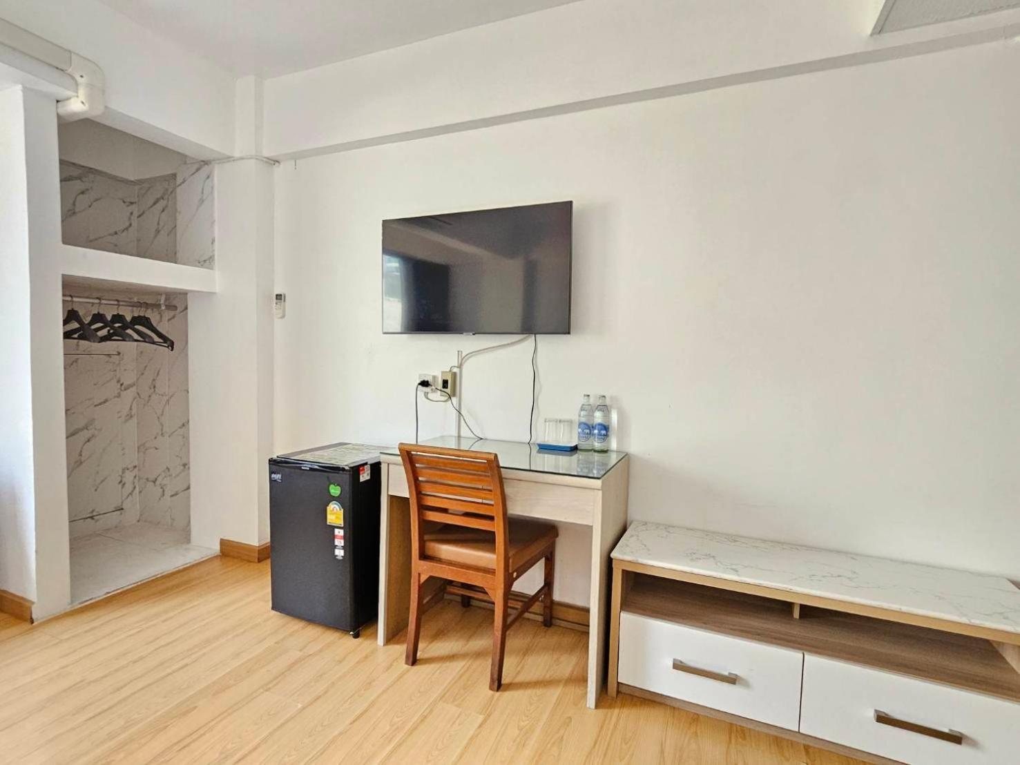 Crown Bts Nana Hotel Бангкок Экстерьер фото