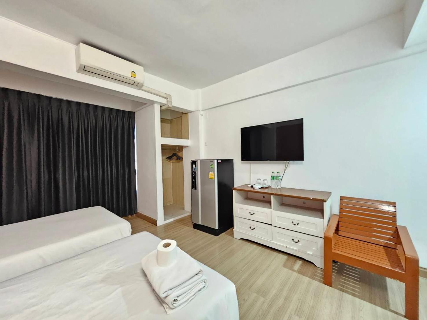 Crown Bts Nana Hotel Бангкок Экстерьер фото