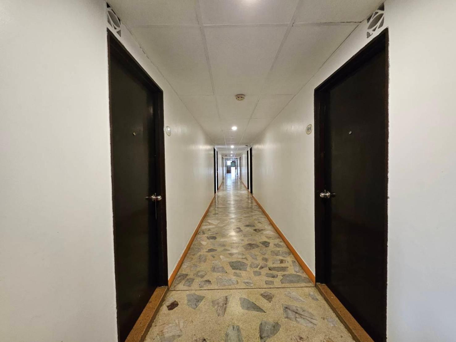 Crown Bts Nana Hotel Бангкок Экстерьер фото