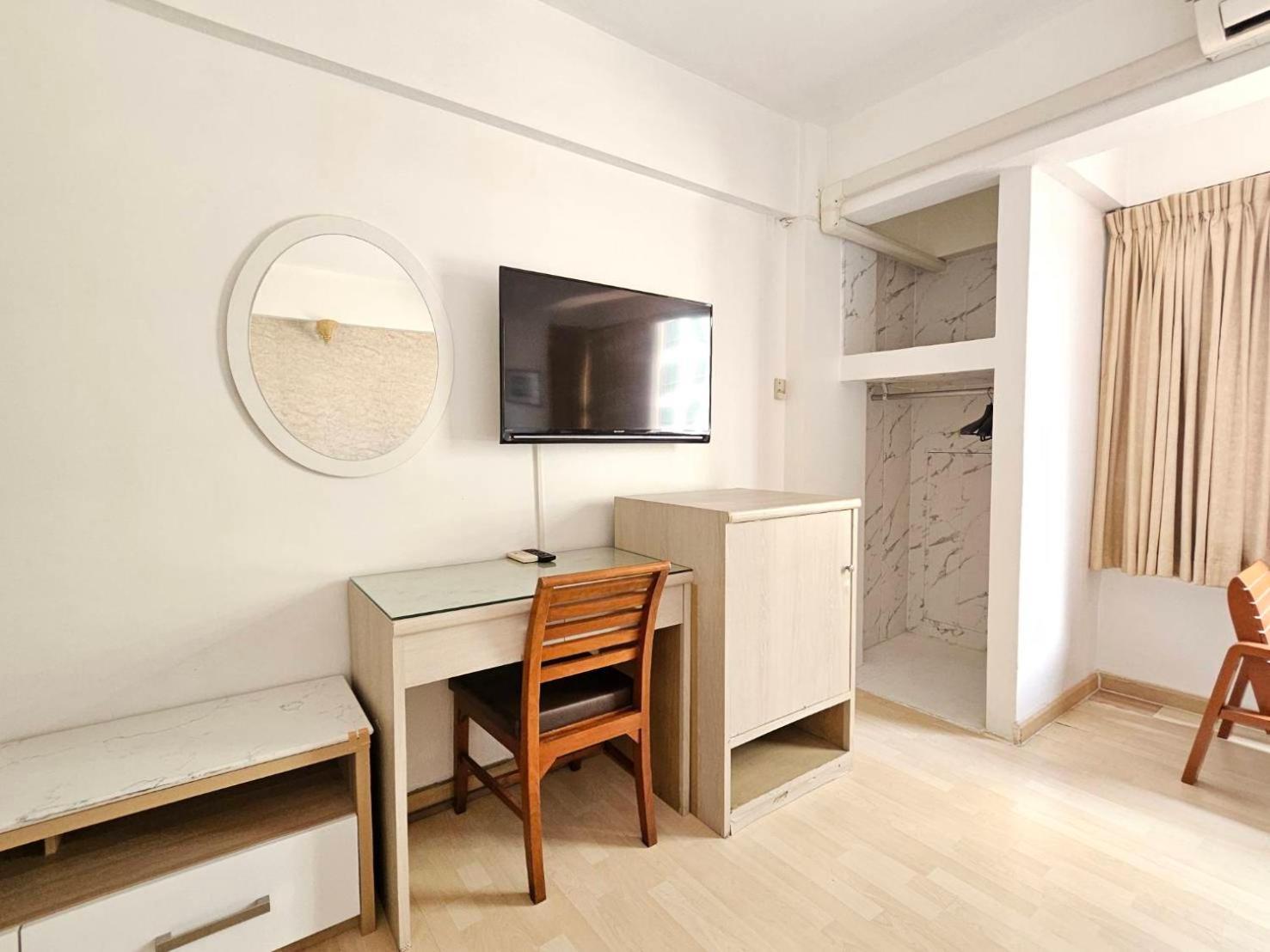 Crown Bts Nana Hotel Бангкок Экстерьер фото