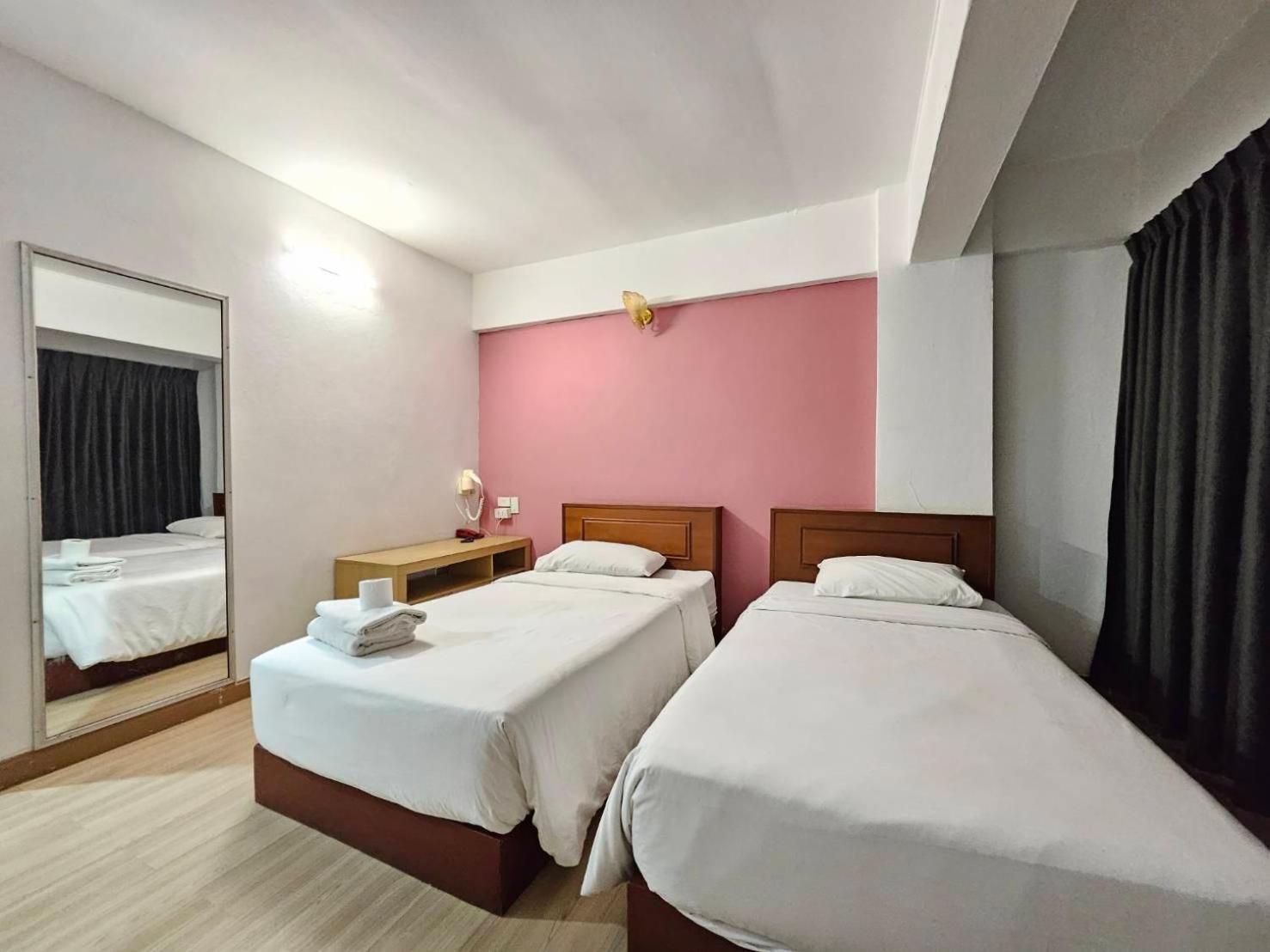 Crown Bts Nana Hotel Бангкок Экстерьер фото