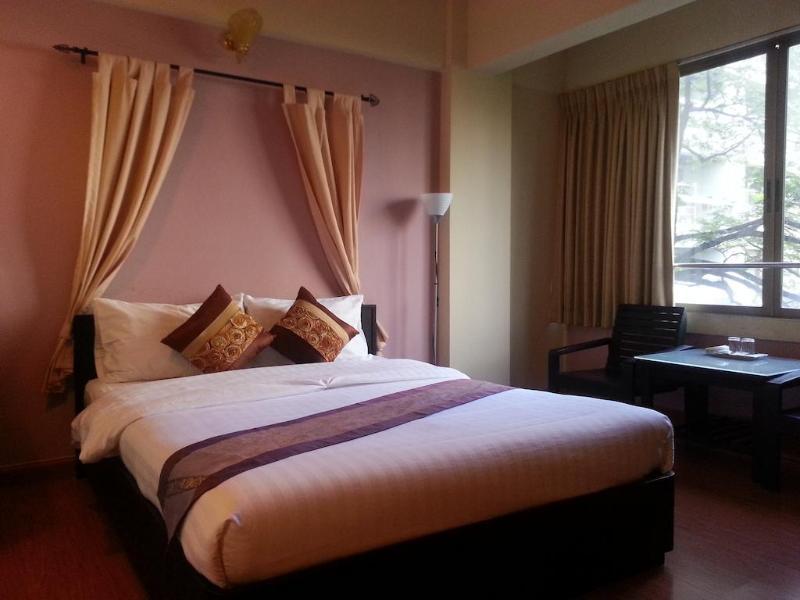 Crown Bts Nana Hotel Бангкок Экстерьер фото
