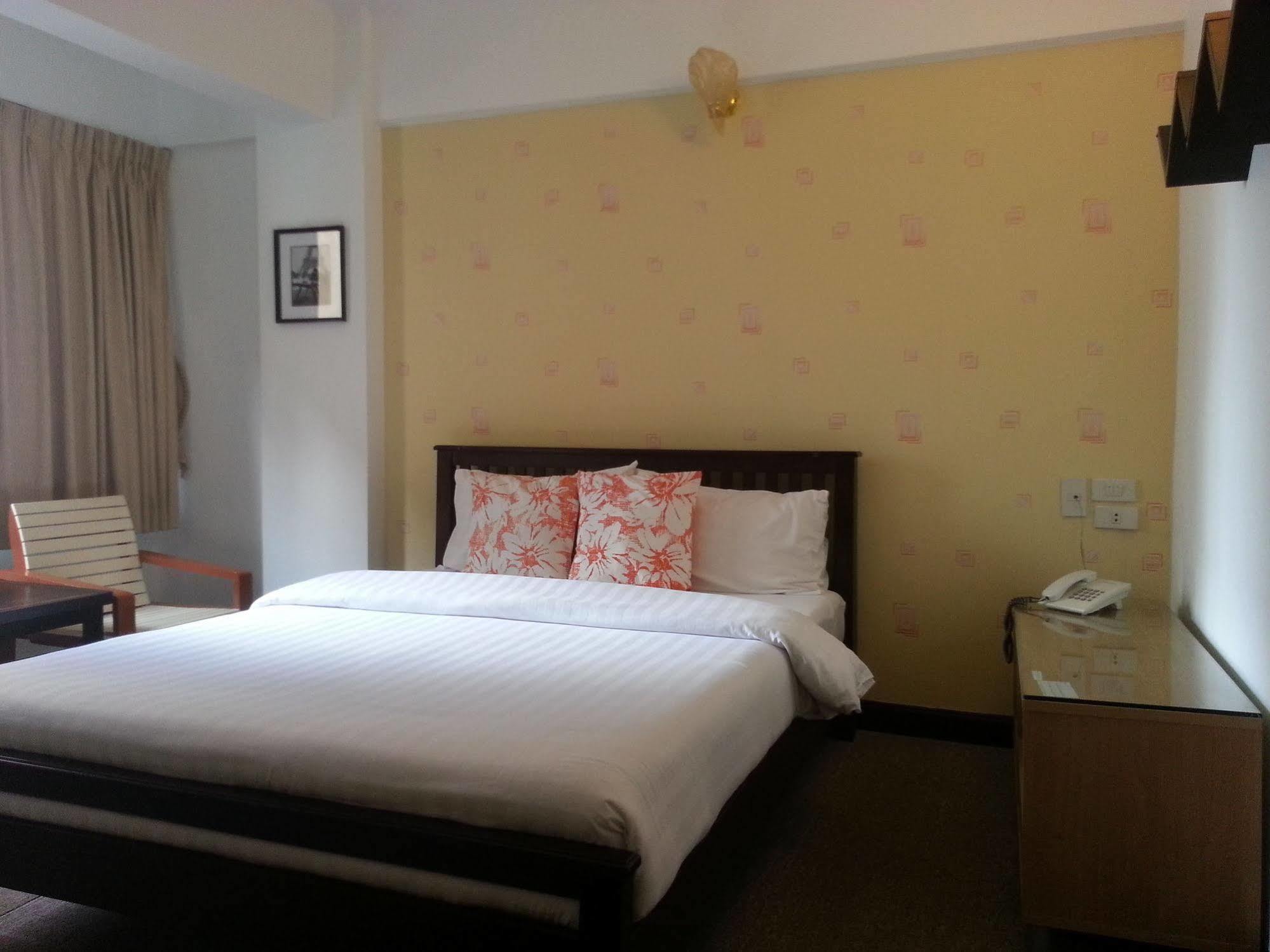 Crown Bts Nana Hotel Бангкок Экстерьер фото