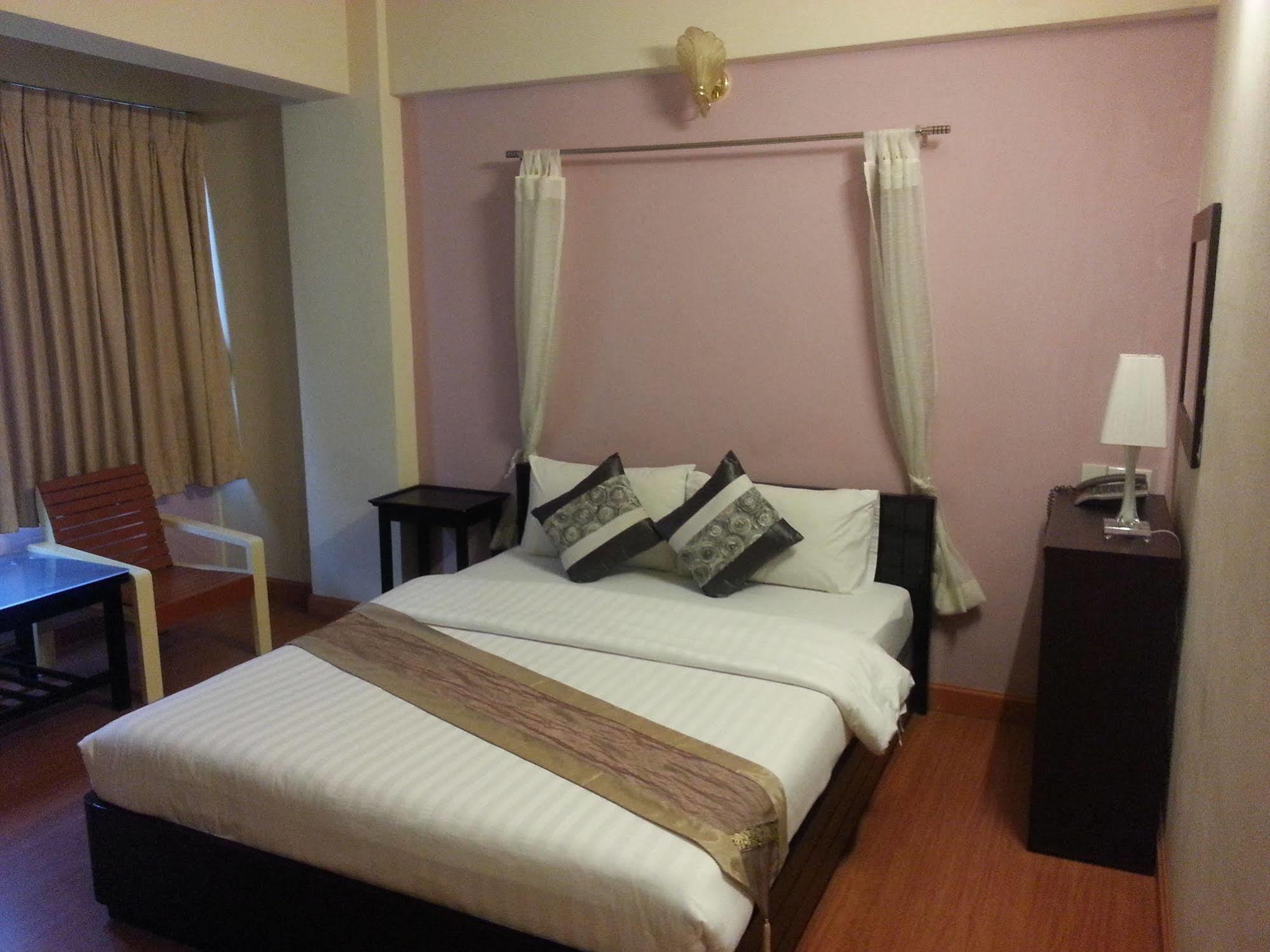 Crown Bts Nana Hotel Бангкок Экстерьер фото