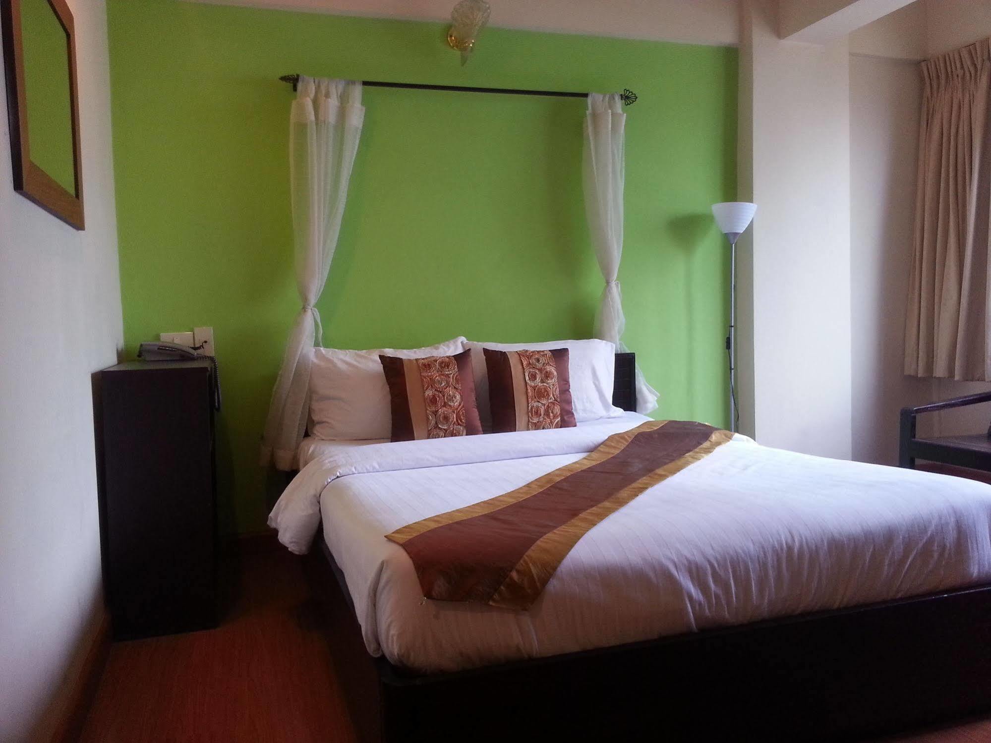 Crown Bts Nana Hotel Бангкок Экстерьер фото