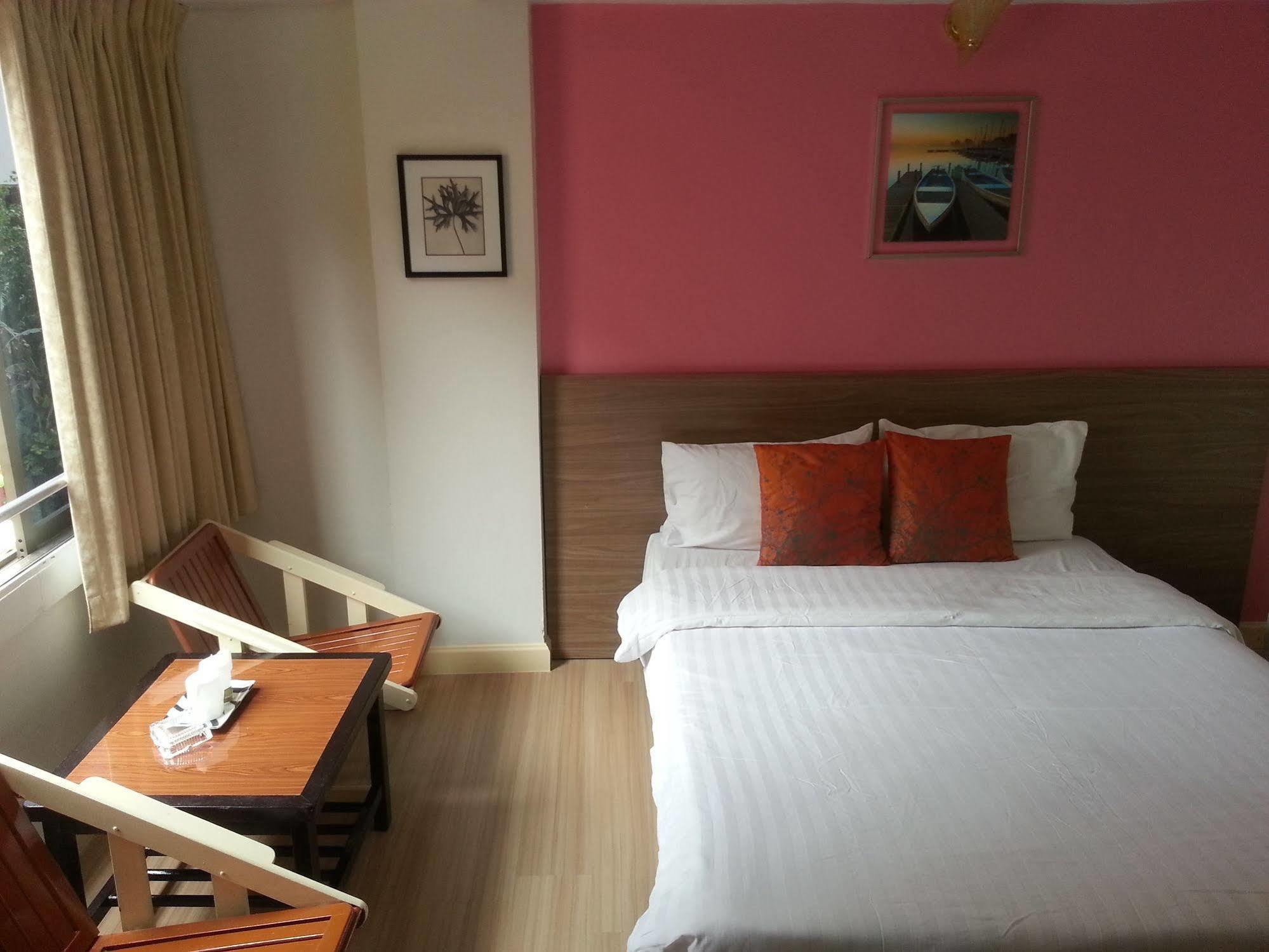 Crown Bts Nana Hotel Бангкок Экстерьер фото