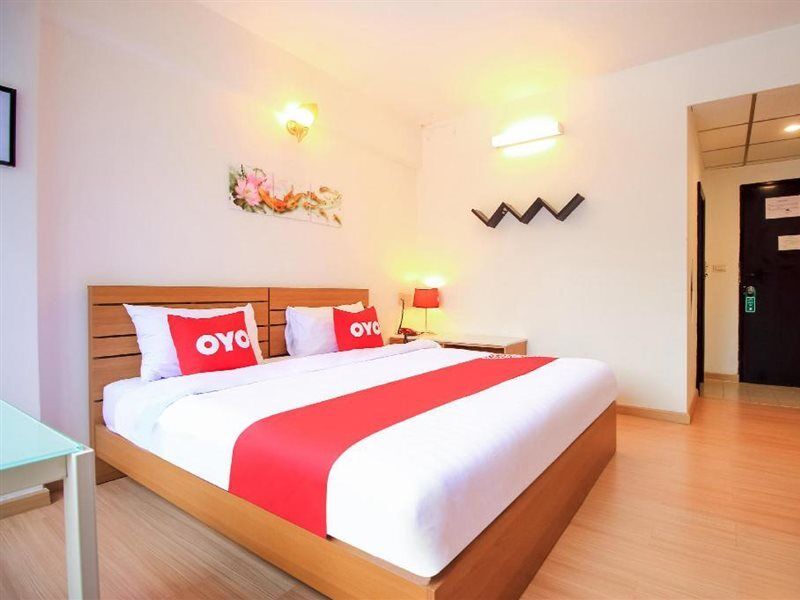 Crown Bts Nana Hotel Бангкок Экстерьер фото