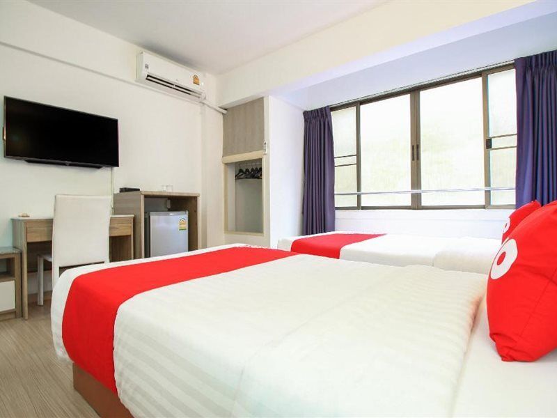 Crown Bts Nana Hotel Бангкок Экстерьер фото